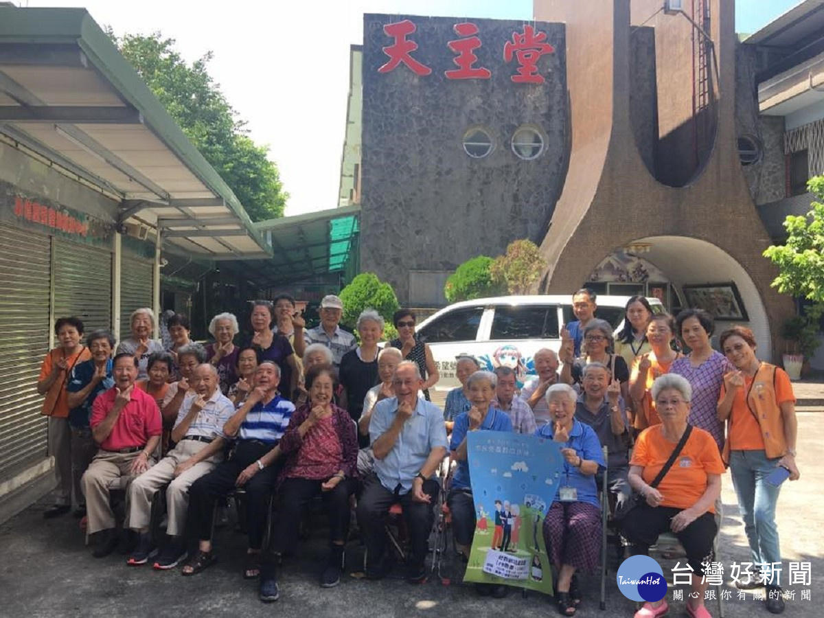 資訊局「數位希望號」行動教學車9月12日行駛至萬華小德蘭天主教堂。