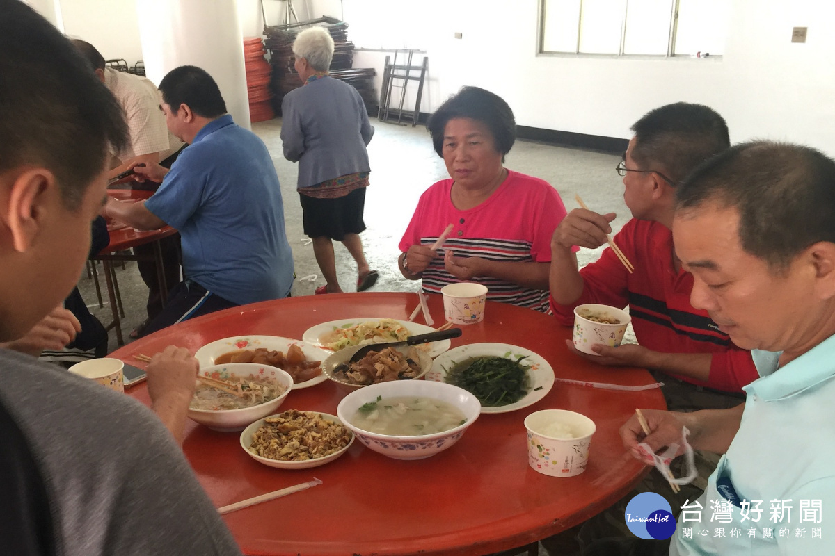 西港慶安宮在法會期間供應素食餐。(圖/記者黃芳祿攝)