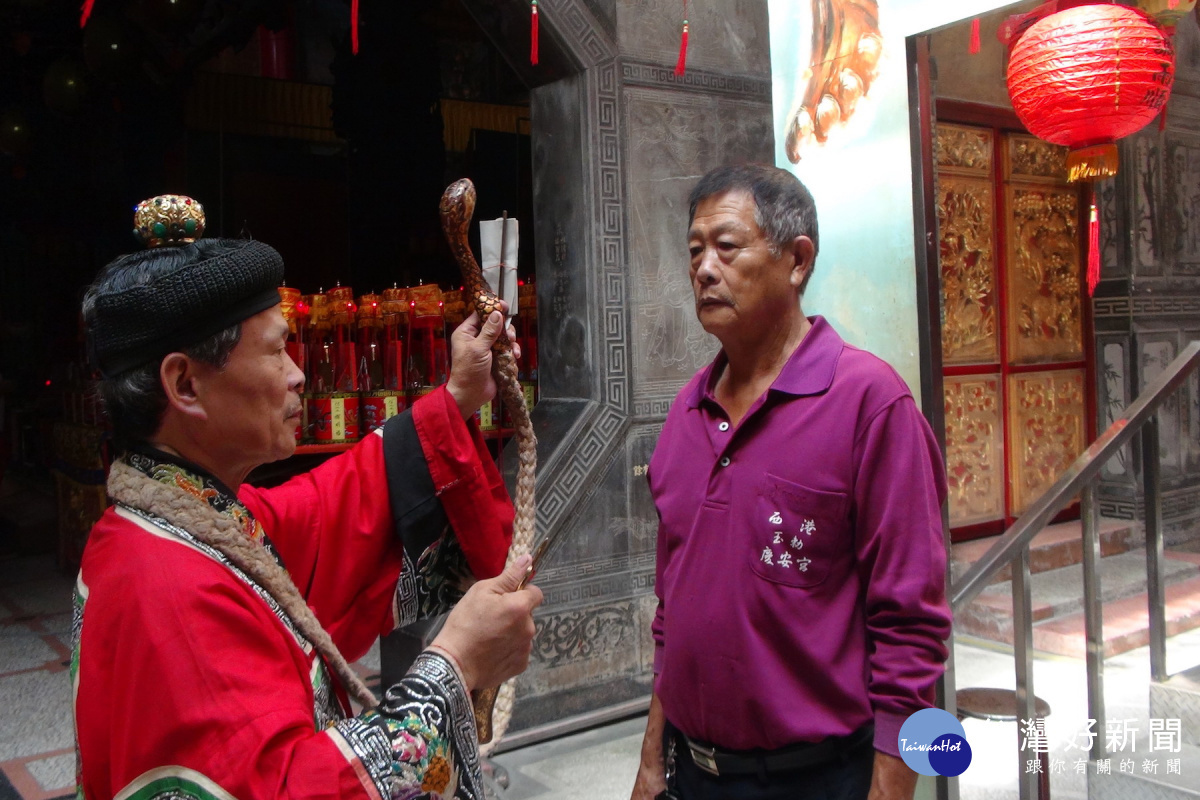 信眾參與九皇禮斗大法會禮懺後，過平安橋時接受得道大法師陳槐中加持、解厄、改運。(圖/記者黃芳祿攝)