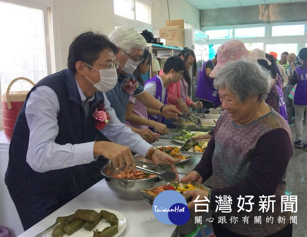 林哲凌鄉長為長輩們打菜，並送上溫馨的問候與關懷。（記者陳昭宗拍攝）