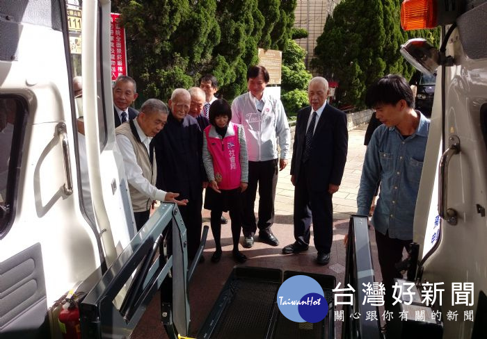 龜山區一貫道基礎忠恕道院7日再度捐贈桃園市1輛復康巴士，由桃園市政府社會局代表受贈。