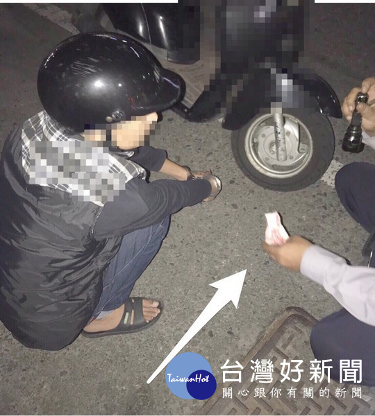 警方運用執法技巧，請男子配合自口袋內翻出包裹二級毒品安非他命的百元紙鈔。（記者陳昭宗拍攝）