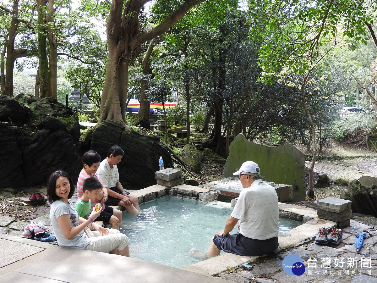 前山公園戶外溫泉泡腳池，讓民眾親水親山新方式，體驗自然魅力。（圖／公園處提供）