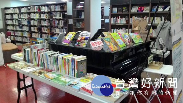 配合國立公共資訊圖書館「看見台灣的閱讀旅程」系列活動，在北港圖書館內展出300本相關系列書籍。（記者陳昭宗拍攝）