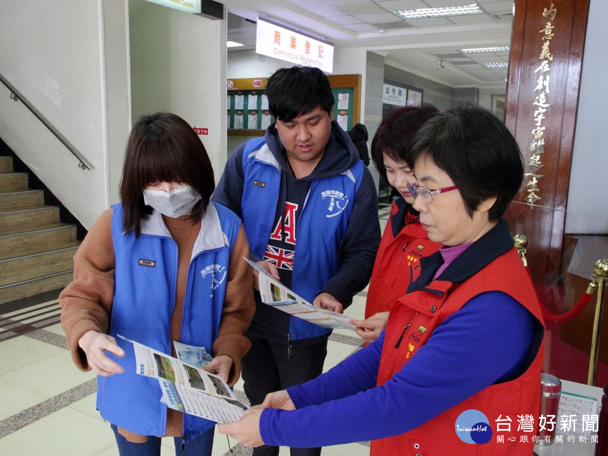 為大力宣導新移民水土保持觀念，桃園市政府水務局全國首創製作水土保持宣導外語摺頁。