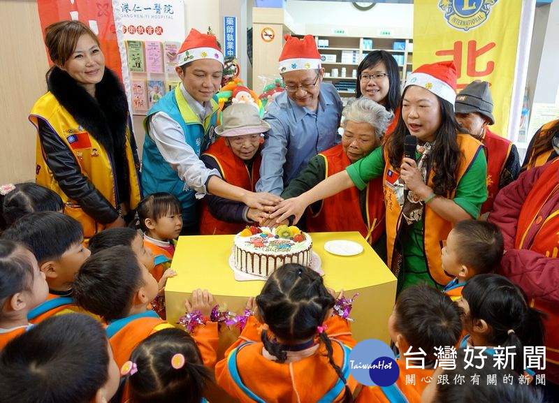 幼兒園的小天使們與華山基金會服務的獨老一起慶生切蛋糕，歡度聖誕佳節，祝福長輩們身體健康。（記者陳昭宗拍攝）