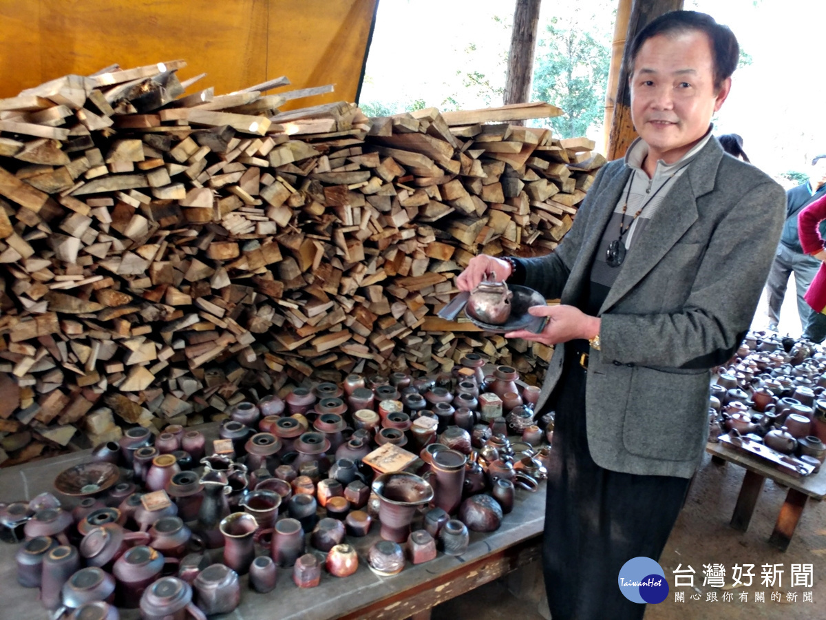 東麒國際公司董事長蘇杉郎也到現場選購喜愛的柴燒窯作品