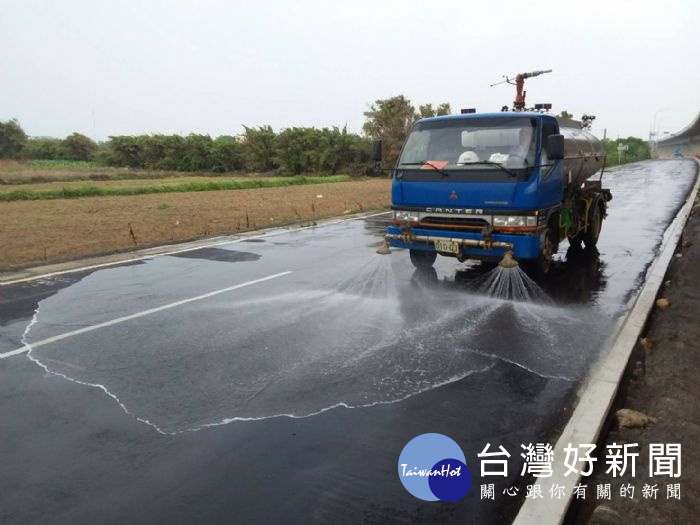 環保局增加周邊道路灑水頻率，出入口加強車輛輪胎沖洗等防塵措施。