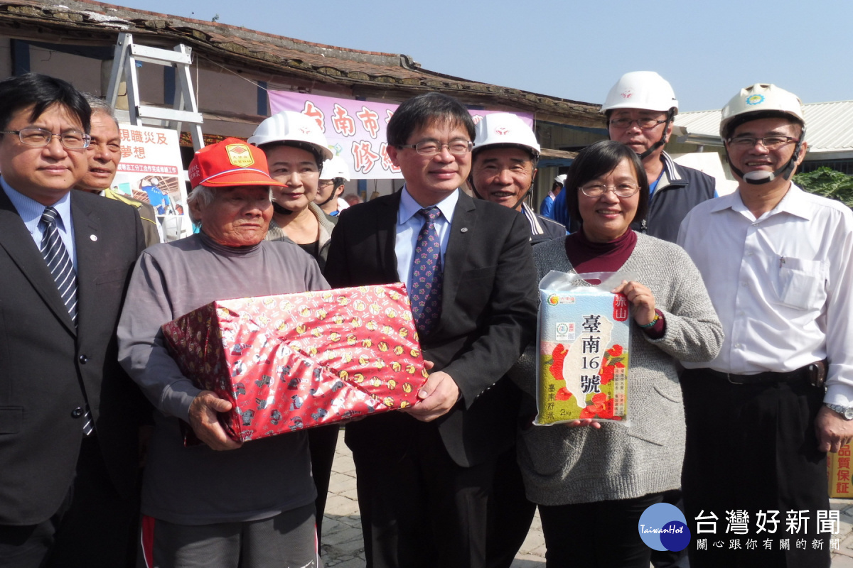 台南市李代理市長送民生物資和禮物給毛姓屋主。(圖/記者黃芳祿攝)