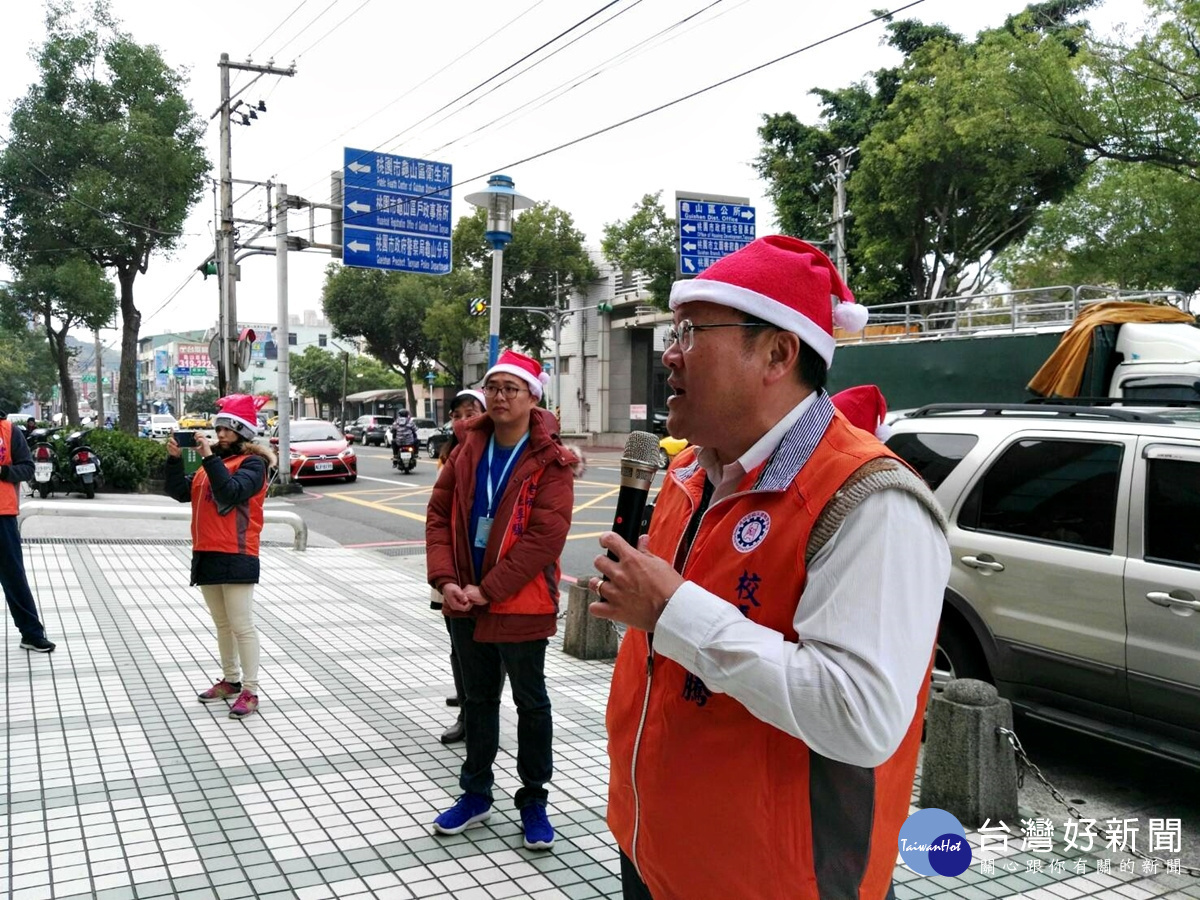 成功工商學生巧扮聖誕老人沿路發糖果民眾商家驚喜，行前校長鄒紹騰精神講話