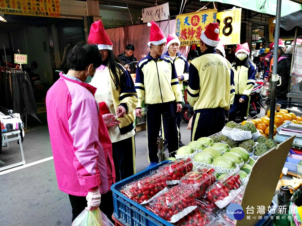 成功工商學生巧扮聖誕老人沿路發糖果民眾商家驚喜，在龜山菜市場發送糖果給攤商及顧客