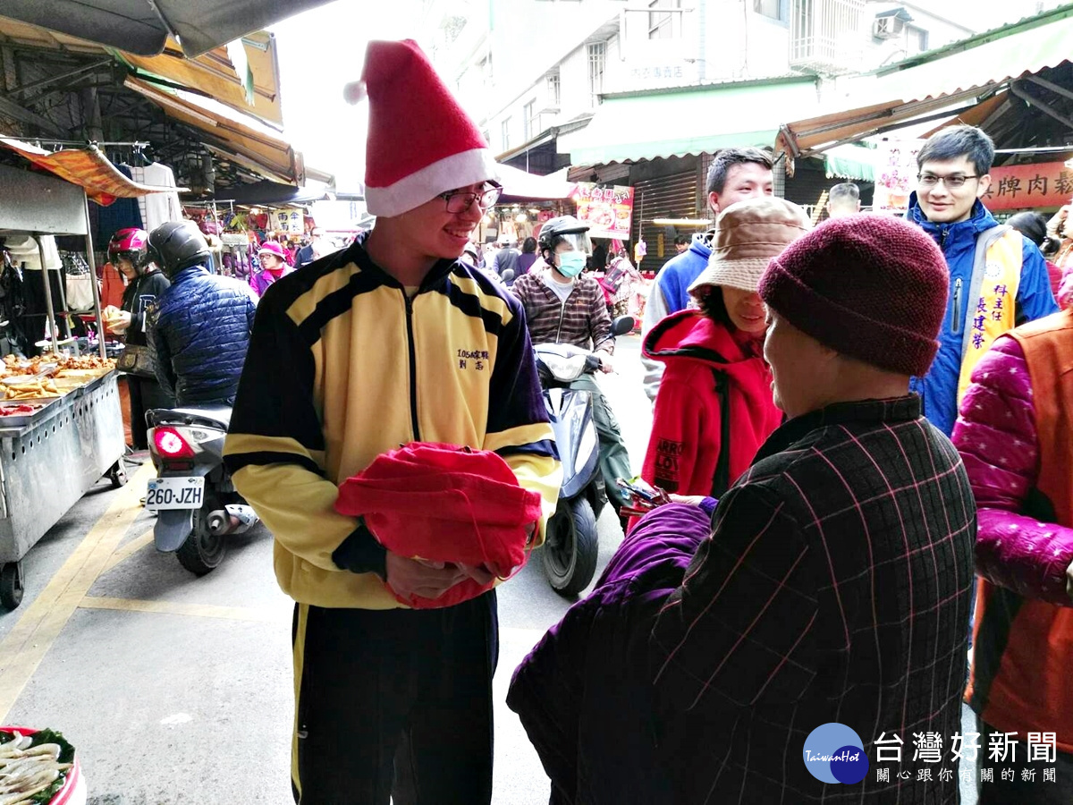 成功工商學生巧扮聖誕老人沿路發糖果民眾商家驚喜，在龜山菜市場發送糖果給攤商及顧客