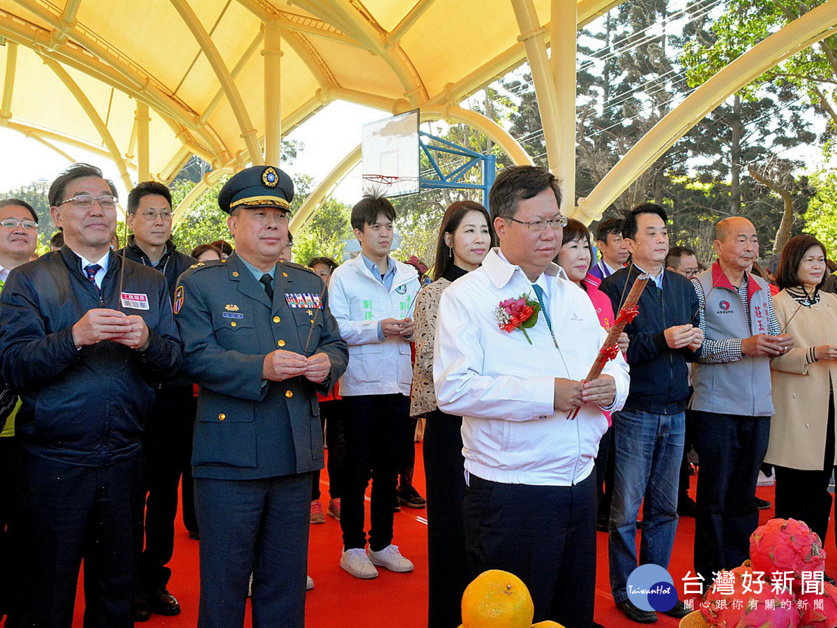 龍慈路與龍岡路三段路口至營德路段」開工典禮中，桃園市長鄭文燦和與會貴賓們共同焚香祝禱工程平安順利。