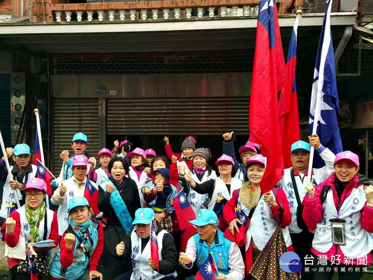 我愛國旗活動走入桃園區 民眾熱烈歡迎希望桃園改變