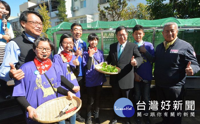 鄭市長表示，智慧校園是市府推動的旗艦計畫，不只是數位教育、創客教育，也推動環保教育。