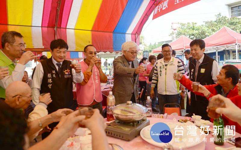 縣府推動長青食堂，鼓勵長輩走出戶外一起享用午餐，提升長輩們參與社區活動的意願，讓長輩們開心呷百二。（記者陳昭宗拍攝）