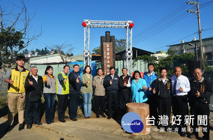 鄭文燦表示，市府協調代管石門農田水利會土地，透過綠美化，將水路旁用地化身為一座小公園。