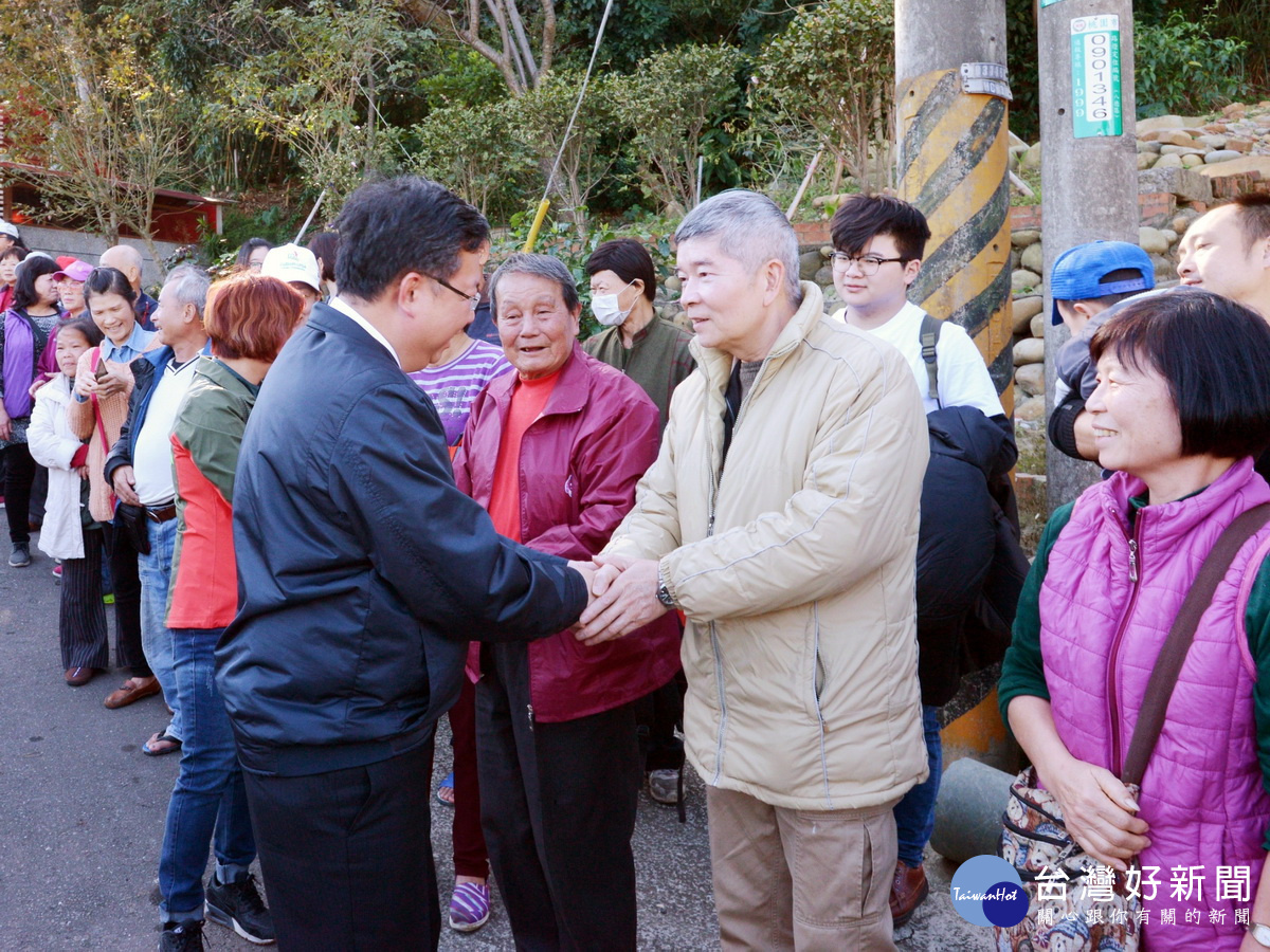 桃園市長鄭文燦視察「霄裡石母娘娘周邊登山步道環境改善案」，受到民眾熱烈歡迎。