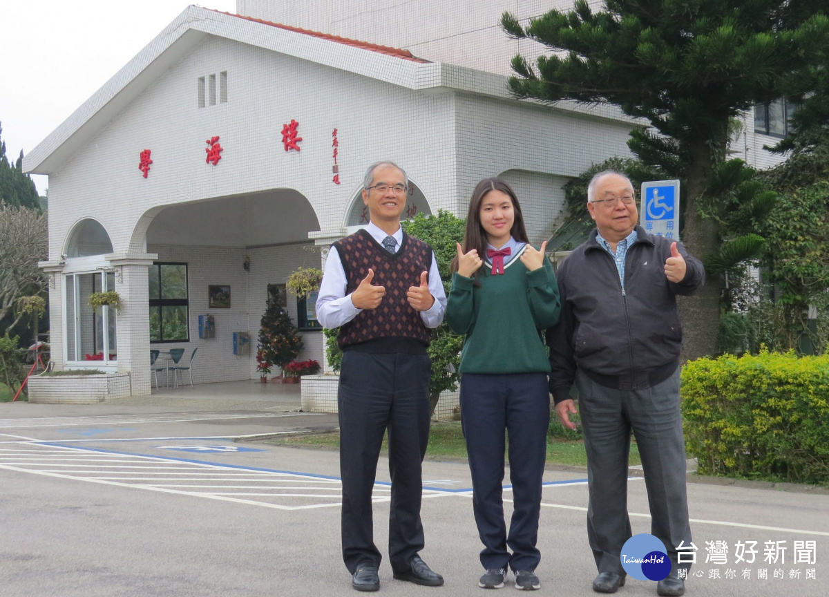 方海龍董事長(右)、顏慕德校長(左)祝賀蔡昀珊同學錄取台灣大學工商管理學系。