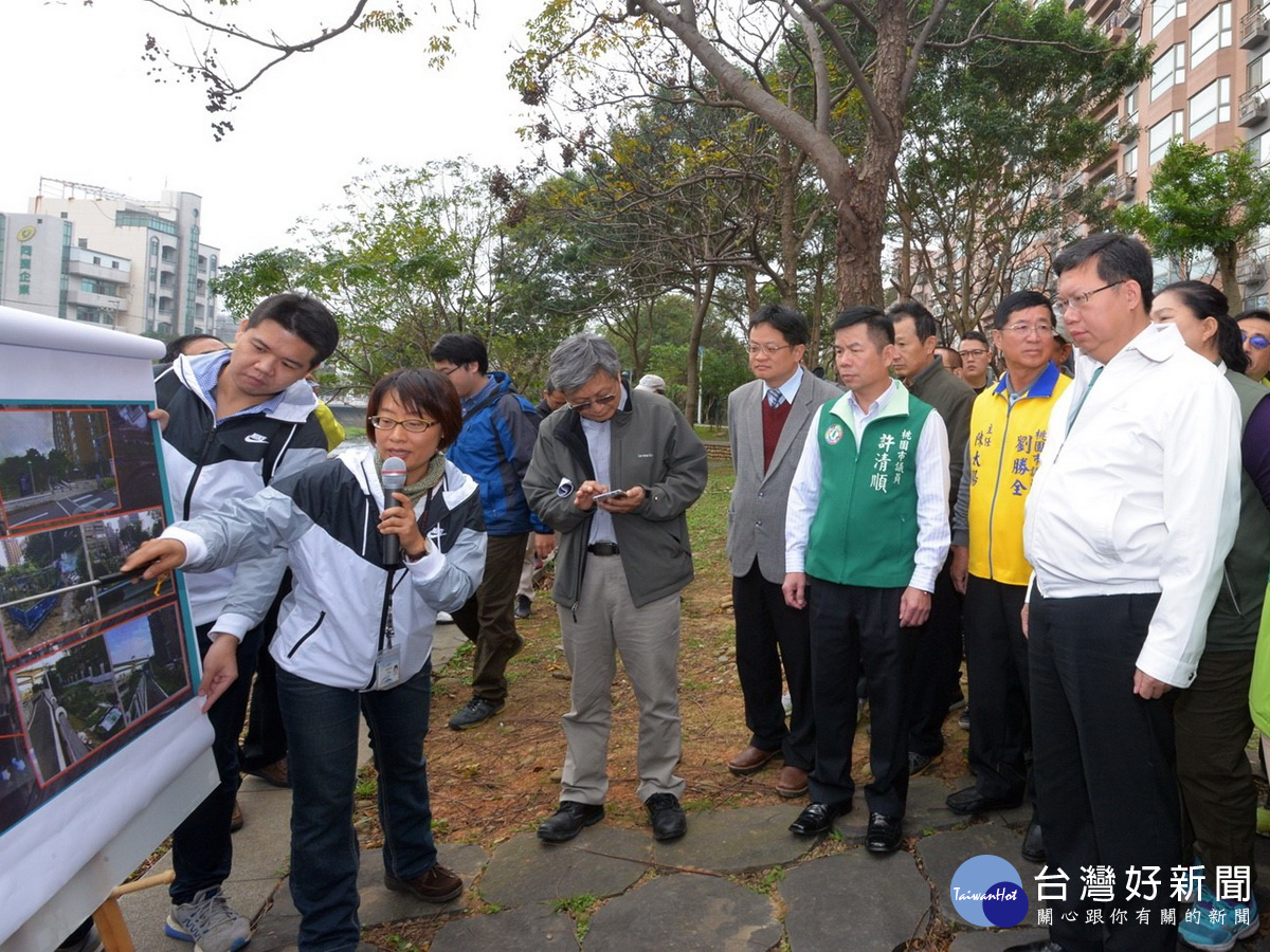 桃園市長鄭文燦聽取蘆竹區光明郵局後方綠地闢建公園案的相關簡報。