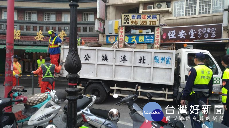 北港警方會同清潔隊進行取締攤販及清除路霸勤務作為，以維護交通秩序與環境安寧。（記者陳昭宗拍攝）