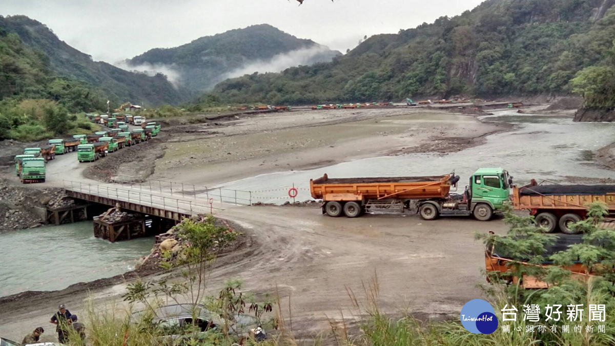 石門水庫展開清淤作業，以水力及開挖方式並進，以增加水庫使用壽命。（圖／記者陳寶印攝）