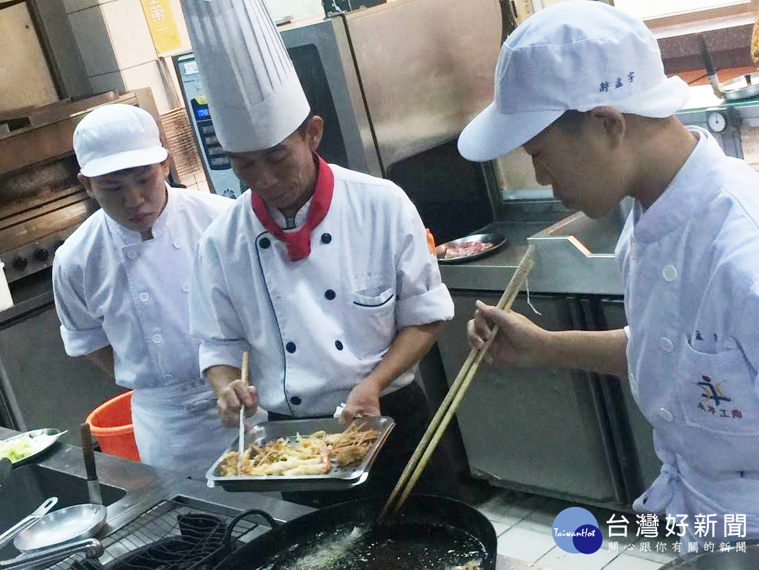 永平工商學用合一，日本料理專業店三井建教合作，培育料理好手。（圖／永平工商提供）