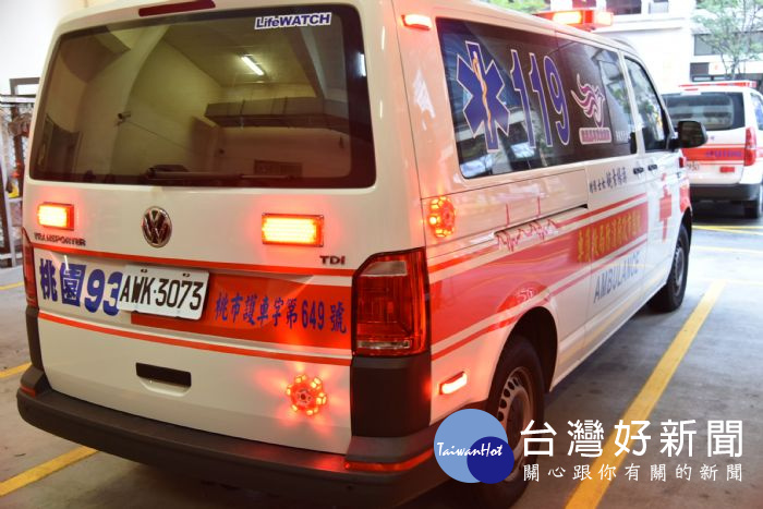 LED緊急事故警示燈，其採用強力磁鐵可吸附於救護車，達到360度的警示效果。