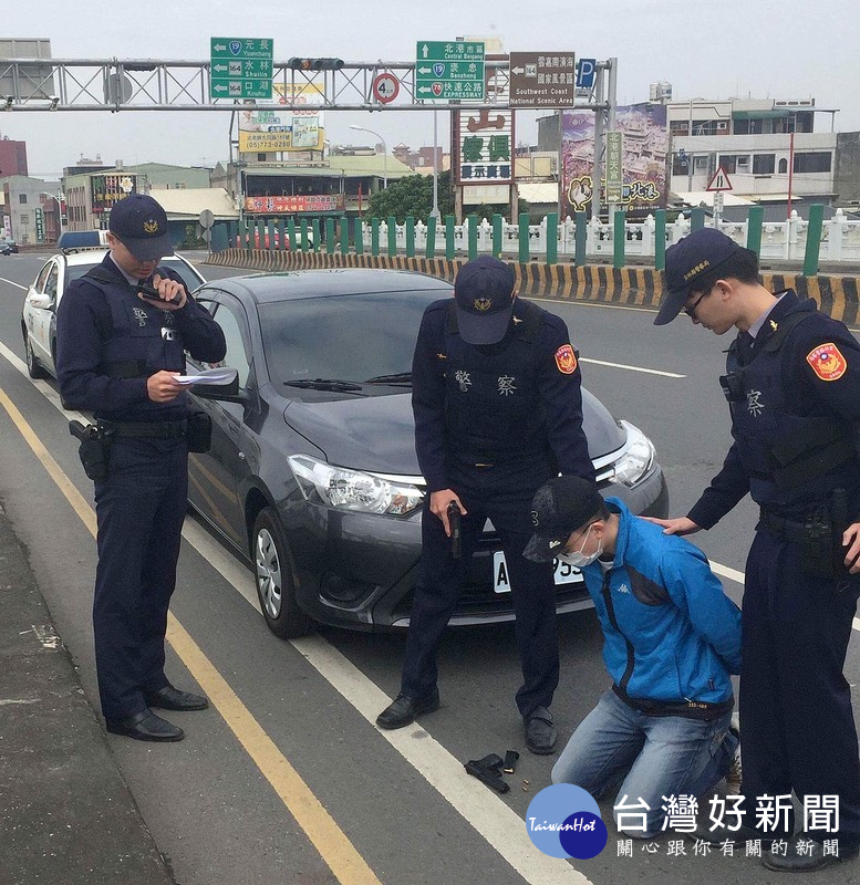 北港警方舉辦防搶演練，在北港大橋上的攔截點成功逮捕搶匪。（記者陳昭宗拍攝）