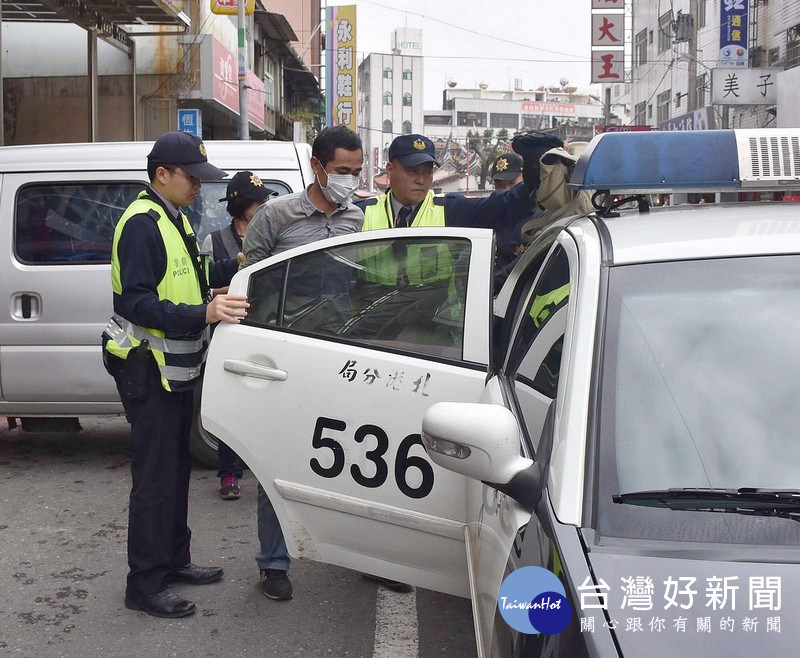 演練搶匪持槍行搶得手，警網獲報前往圍捕，順利將歹徒制伏並及時追回贓款。（記者陳昭宗拍攝）