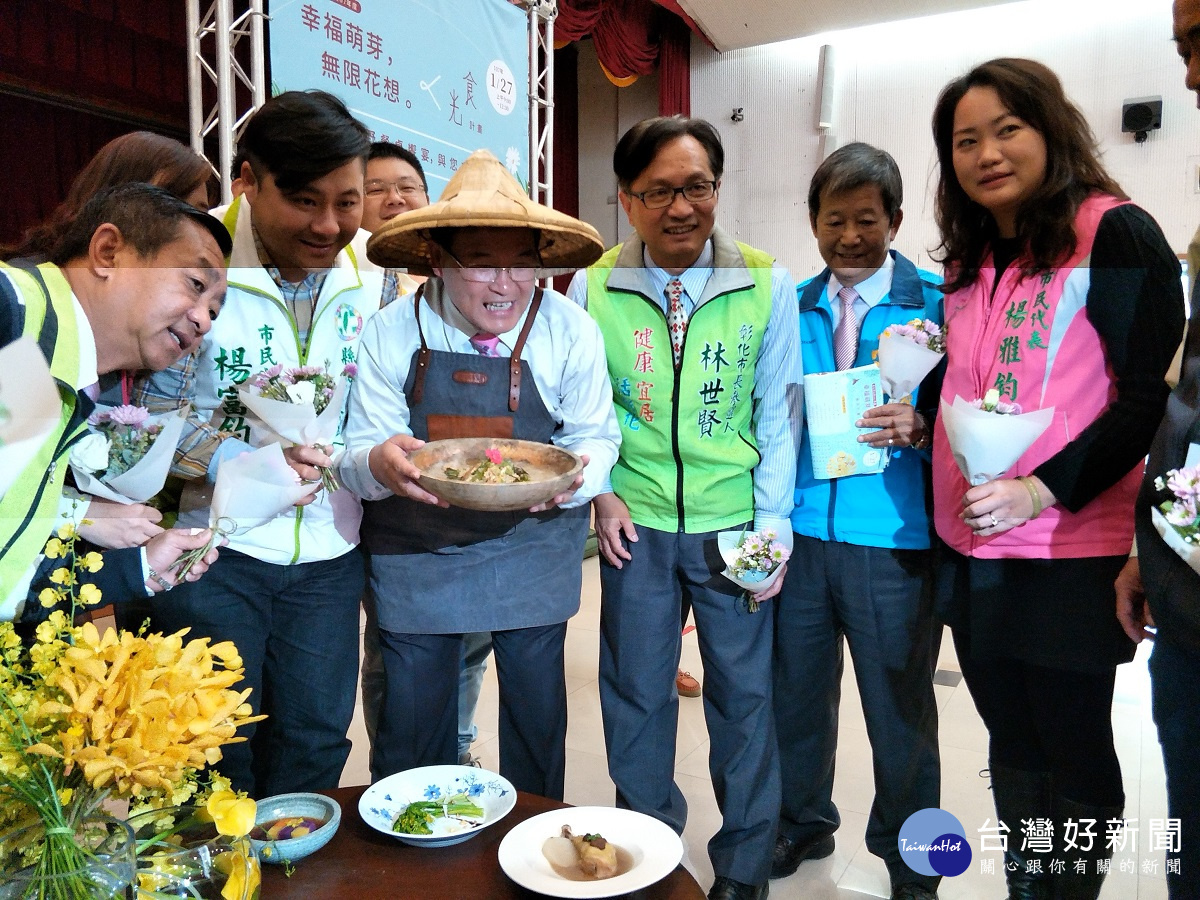 彰化市長邱建富一聲「呷飯麥～」推薦法式風格的「割稻飯」。圖／記者鄧富珍攝