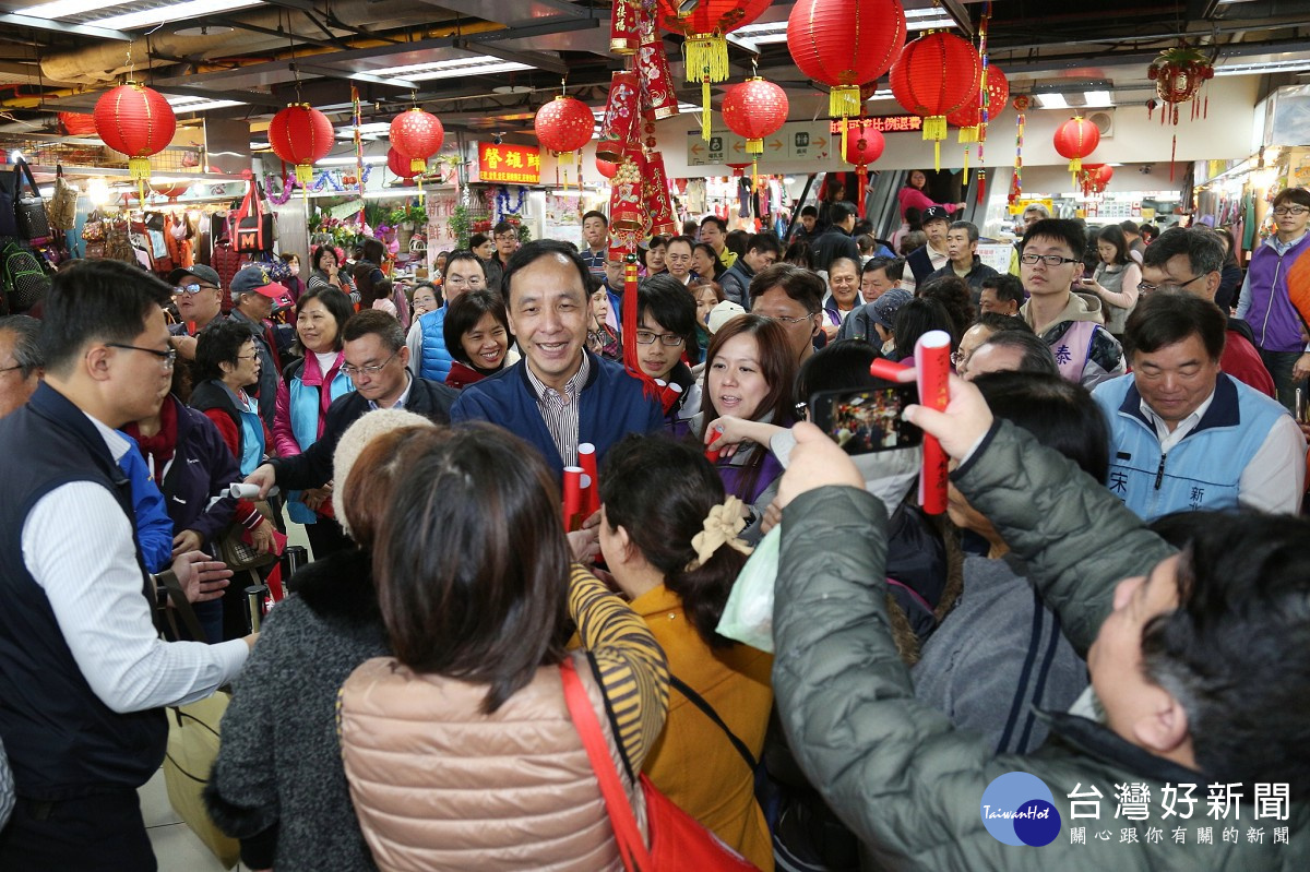 市長朱立倫訪視泰山區泰山公有零售市場，除了解年節供貨情形，且逐一向攤商拜早年，並發送「新北狗來旺」方形春聯。（圖／記者黃村杉攝）