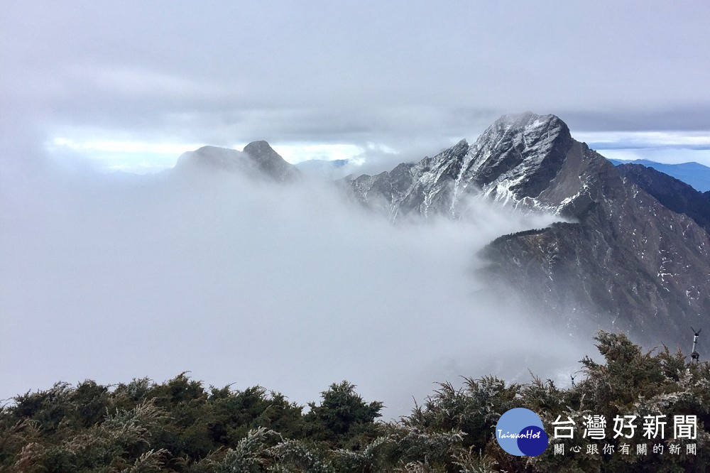 玉山在22日清晨出現降雪（圖／中央氣象局提供）