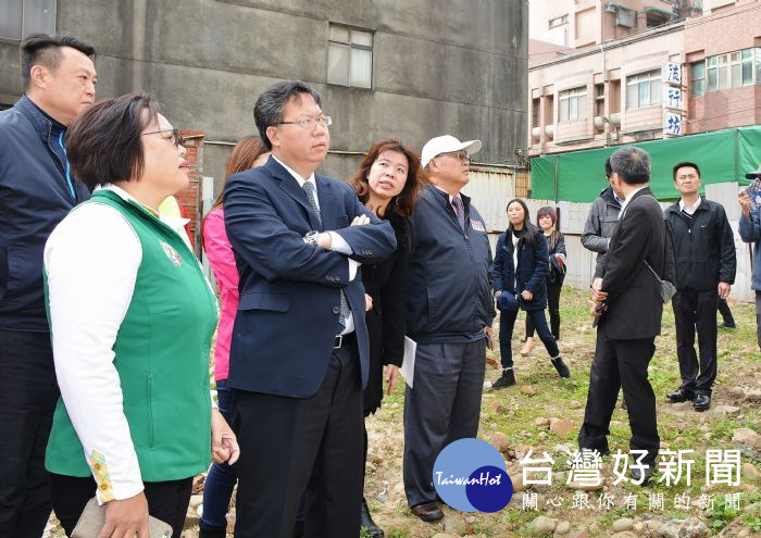 桃園市長鄭文燦，會勘「龜山區中興段192地號－老人文康活動中心、親子館及樂智青銀學堂」興建案。