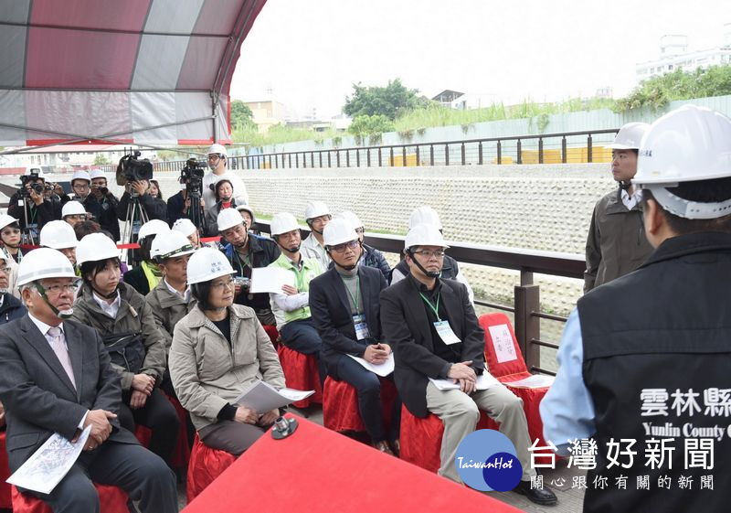 關心雲林地方建設，總統蔡英文在縣長李進勇等人陪同下視察「雲林溪水與綠計畫」的推動進度。（記者陳昭宗翻攝）