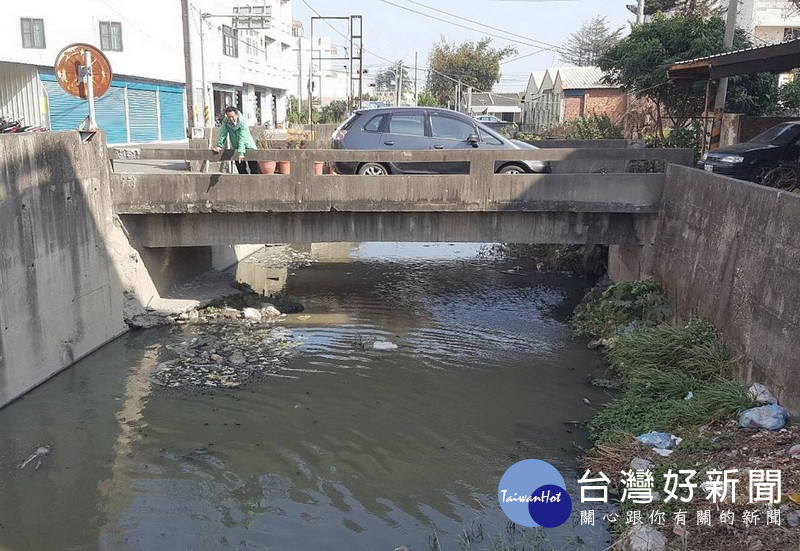 新南路與公園路交叉路口大排水溝未加蓋，環境髒亂不堪滋生蚊蟲及惡臭等問題，引發附近住戶抱怨連連。（記者陳昭宗拍攝）