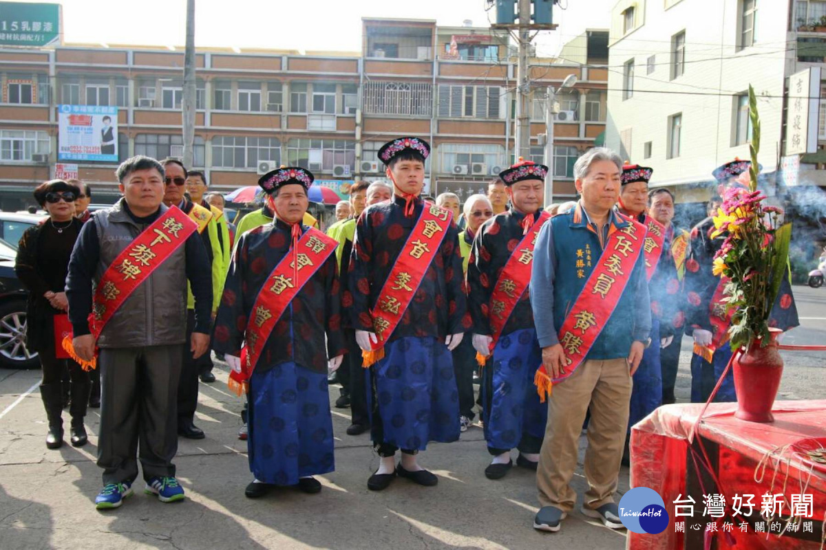 主委黃勝家(右一)率「五主會」在王船廠前焚香參拜。(圖/慶安宮文宣組林福生提供)