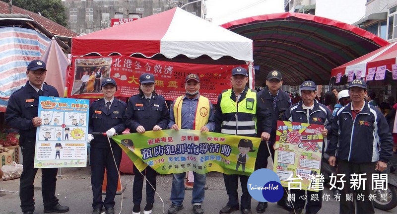 北港警分局動員協勤民力，深入民眾生活圈宣導各項犯罪預防，讓鄉親共同關心地方治安問題。（記者陳昭宗拍攝）