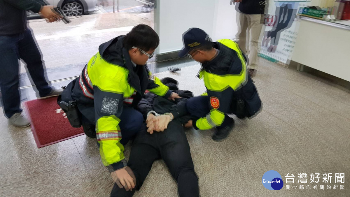 1名把風及接應的歹徒見事跡敗露，隨即逃逸，仍遭警方以口袋戰術包抄而落網。