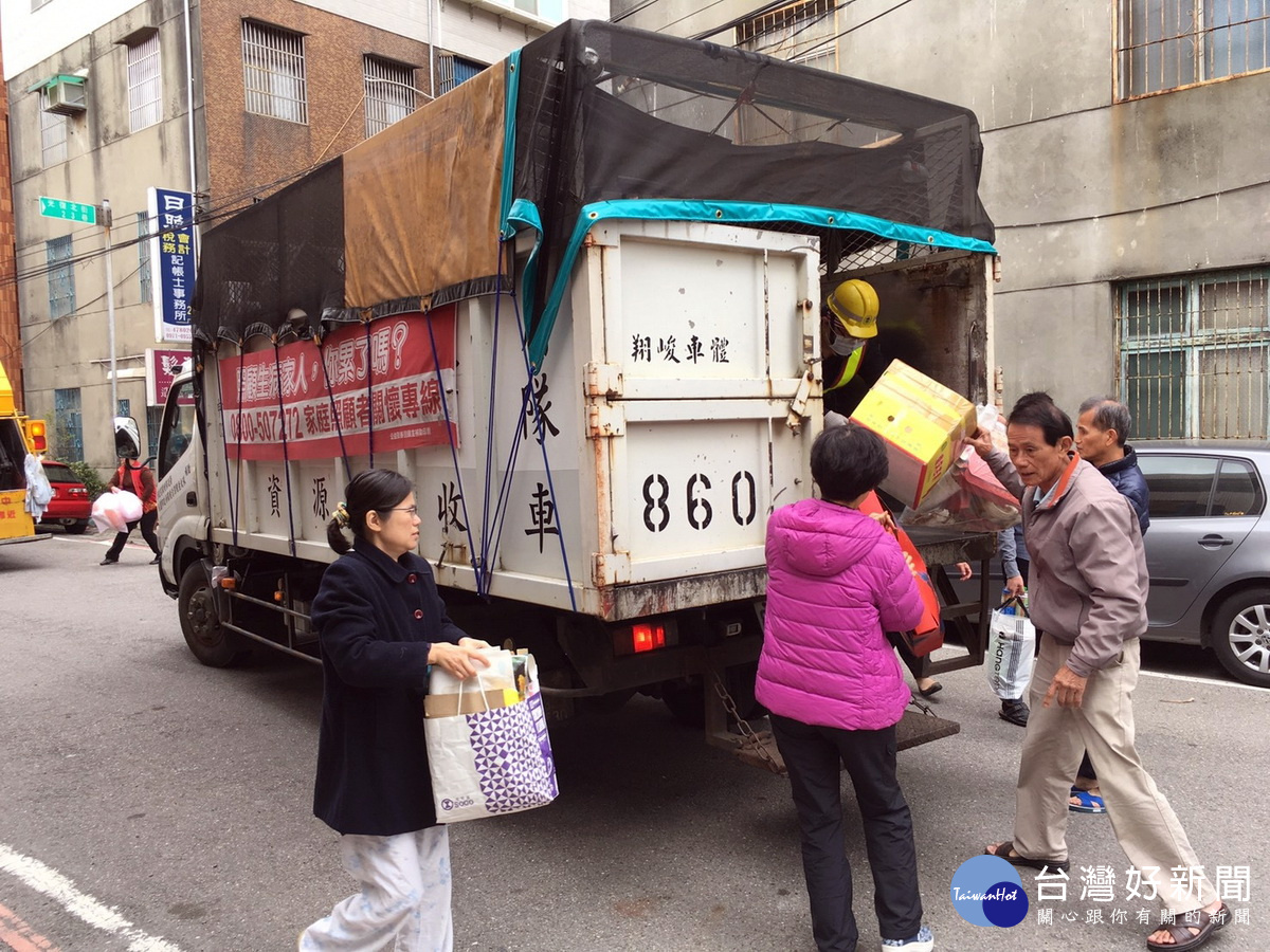 桃園市政府環保局清潔隊人員將加班清運垃圾，全力服務市民，除舊佈新過好年。