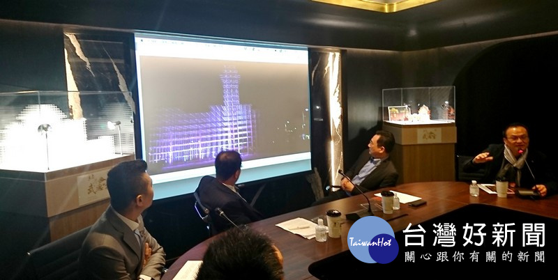武德宮主委林安樂及厚德正庫總監賴文炎解說主燈發想概念與展場施作進度。（記者陳昭宗拍攝）