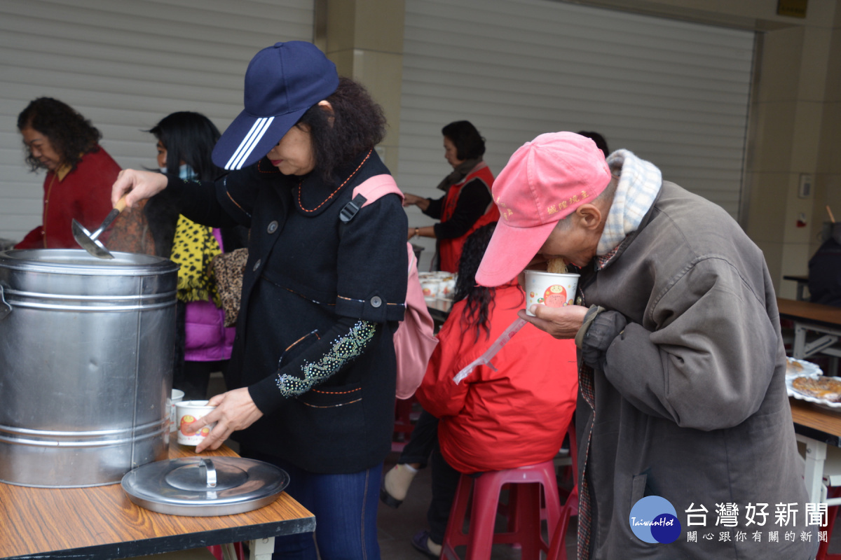 弱勢鄉親在寒冬吃到熱騰騰點心，紛說好溫暖。(圖/記者黃芳祿攝)