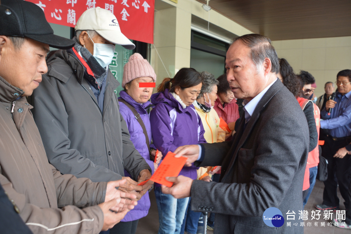 代天宣化行善團張團長(右一)分送春節慰問金給弱勢鄉親。(圖/記者黃芳祿攝)