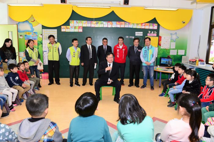 鄭市長視察幼兒園設置二氧化碳及細懸浮微粒連續自動監測設施，每所每台補助2萬元，提供孩童優質學習環境。