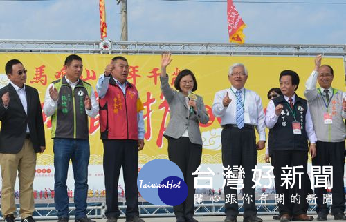 總統蔡英文讚揚李進勇縣長帶領雲林成為農業首都及綠能基地，期待鄉親一起攜手團結共創美好未來。（記者陳昭宗翻攝）