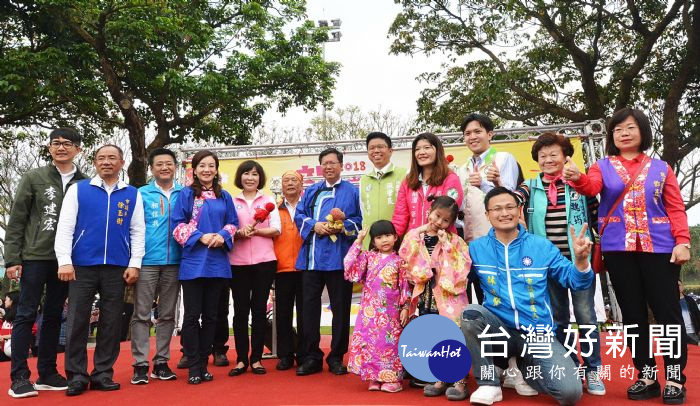 桃園市長鄭文燦前往龍潭區龍潭運動公園，出席「2018龍潭迎古董接財神-迎古董嘉年華」活動。