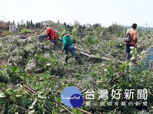 北港鎮公所於清明前夕雇員整理轄內墓園環境，便民服務讓鄉親「揪感心」。