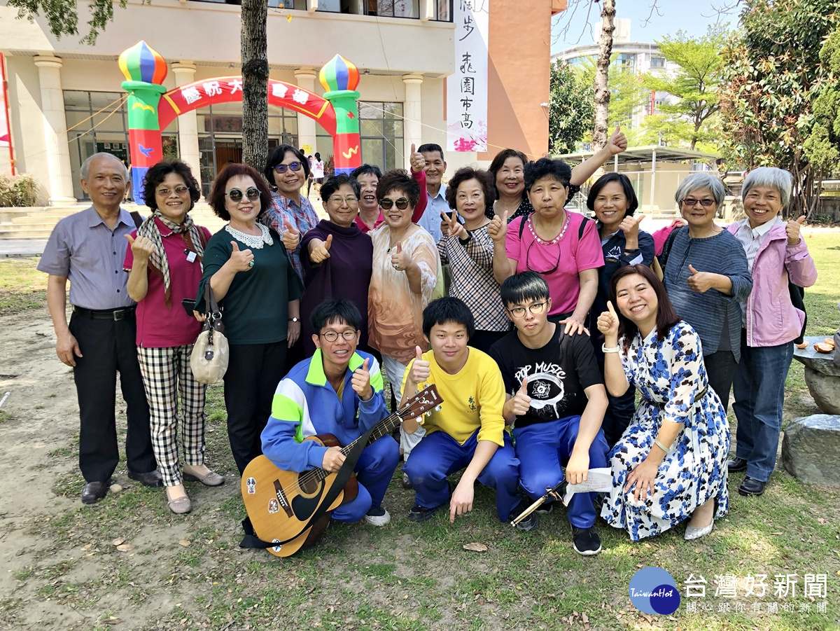 前縣議員呂明美與當時唯一的女生班同學們和前校友會理事長陳麗玲律師，在武陵同學導覽下，參觀學校各項新穎設施