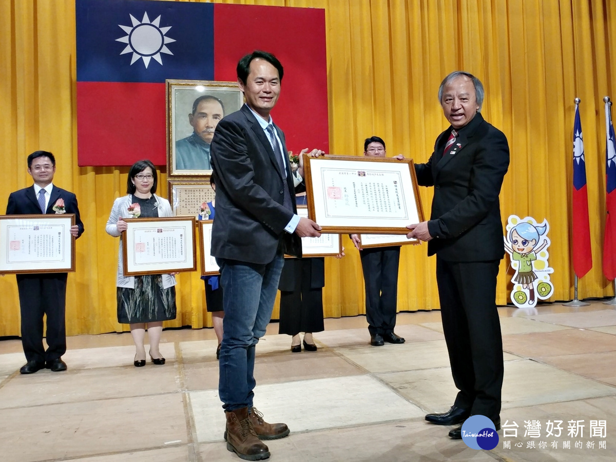 82年畢業的邱鵬豪，也是九位中最年輕的一位，目前在桃園市政府的水務局擔任簡任技正