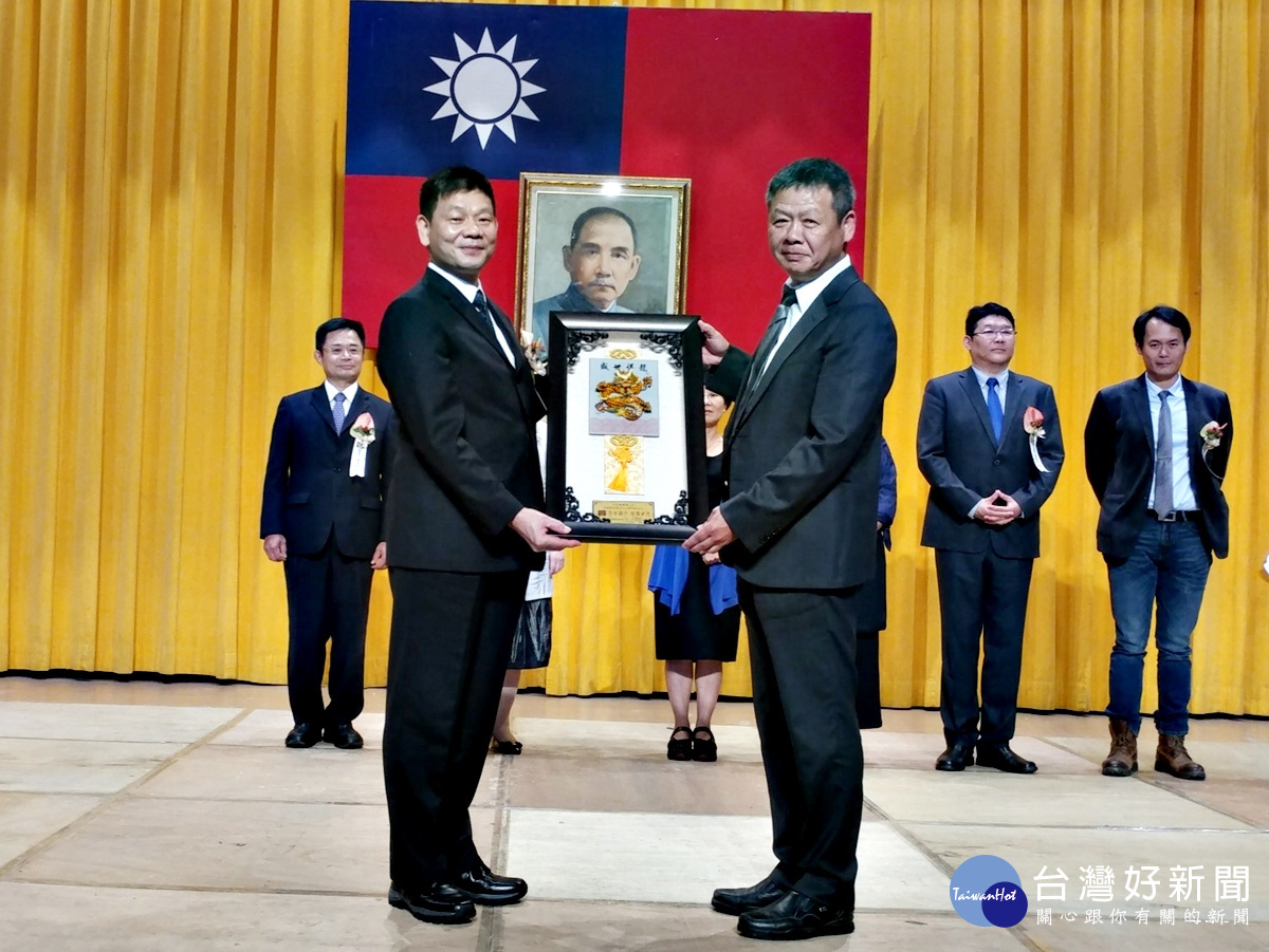 65年畢業的陳文龍也是警察大學45期畢業和侯友宜是同學，現在擔任消防署長，是國內少數的消防安全設備專家